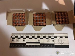 Поліцейські вилучили патрони, які намагався провезти через блокпост пасажир легковика