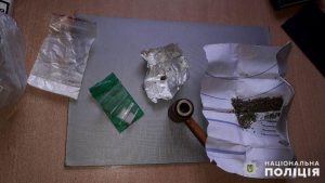 На блокпосту поблизу Слов’янська поліцейські вилучили у пасажира автобусу наркотики