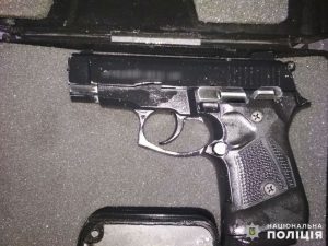 У водія легковика поліцейські вилучили пістолет, який він намагався перевезти через блокпост під водійським сидінням