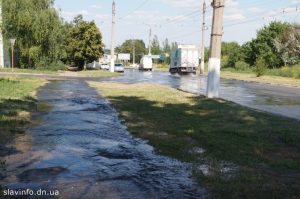 Порыв на водоводе рядом с «Мрієй» по ул. Батюка