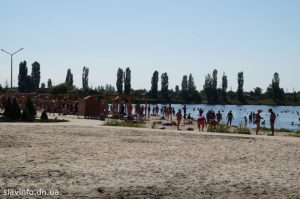 Пляж на Вейсовом, люди в принципе довольны и не задумываются о стоимости проекта