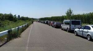 На КПВВ из ОРДЛО в Украину выстраиваются огромные очереди