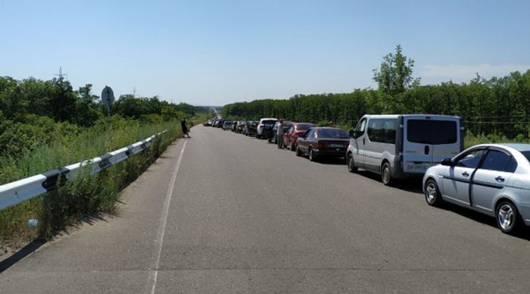На КПВВ из ОРДЛО в Украину выстраиваются огромные очереди
