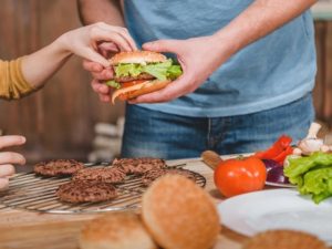 Как избежать отравления в жару продукты, с которыми следует быть очень осторожными летом