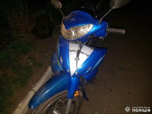 В Дружковке мужчина за рулем мопеда ночью сбил двух пешеходов