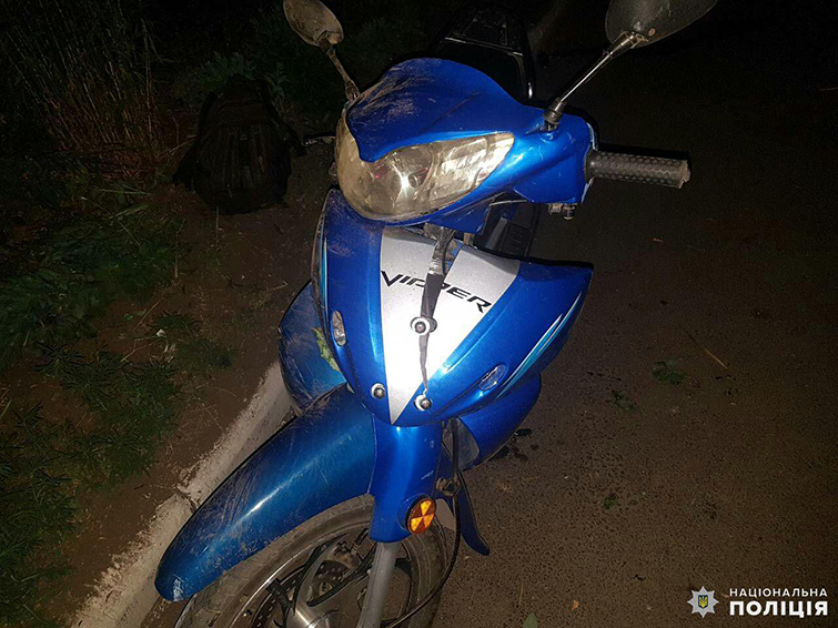В Дружковке мужчина за рулем мопеда ночью сбил двух пешеходов