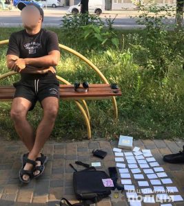 Кіберполіція викрила одесита у виготовленні підроблених банківських карток