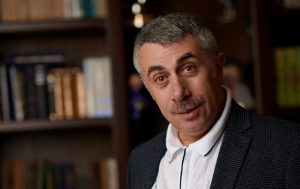 Комаровский рассказал, в какое время нахождение на солнце наиболее опасно