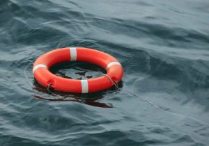 Азовское море сильно штормит: людей массово уносит на матрасах в открытое море