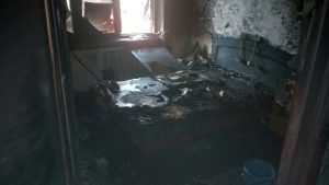 В Славянске во время тушения пожара пожарные спасли пожилого мужчину