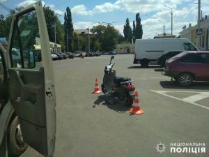 На привокзальной площади Славянска водитель сбил женщину на скутере и скрылся с места ДТП