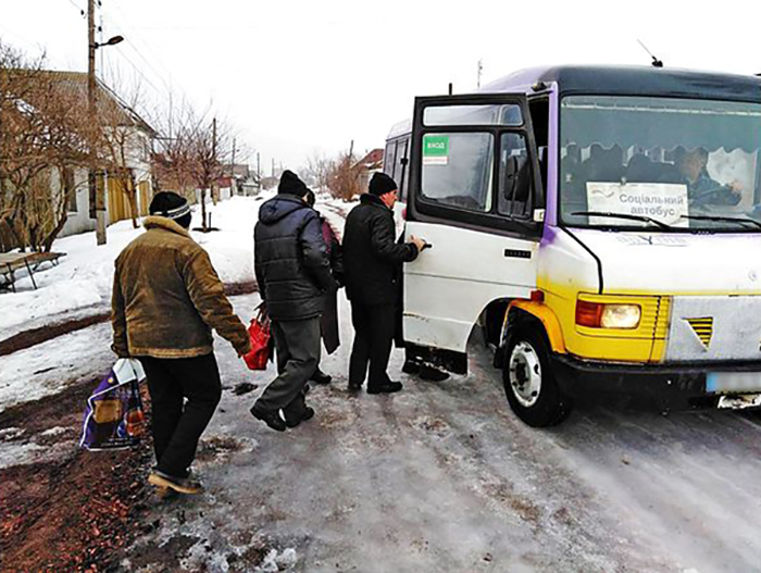 На Донбасі відновили роботу 13 безкоштовних маршрутів для жителів «сірої зони»