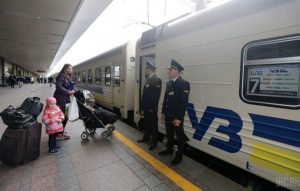 “Укрзализныця” повышает зарплаты работникам на 10%