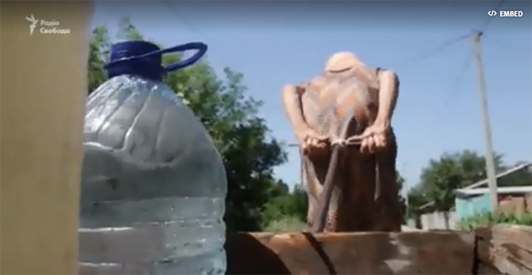 Люди сваряться за воду. У прифронтових містах її немає вже більш ніж 20 днів – відео