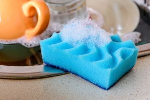 Какую угрозу представляют обычные губки для мытья посуды