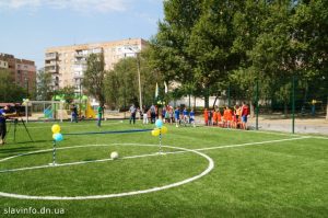 У Слов’янську біля школи №17 відкрили футбольне поле зі штучним покриттям