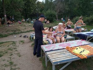 У Слов’янську рятувальники спілкувалися із відпочивальниками з приводу  безпечної поведінки біля водойм