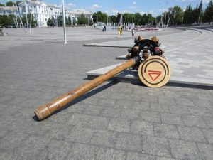 В Краматорске, на площади Мира, появилась огромная булава