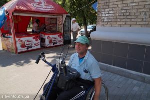 Людина з особливими потребами скаржиться на те що не може дістатися до процедур через відсутність пандусів