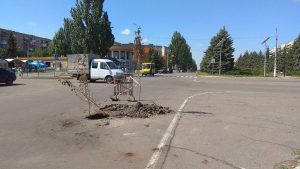 В центре Дружковки на проезжей части провалился асфальт