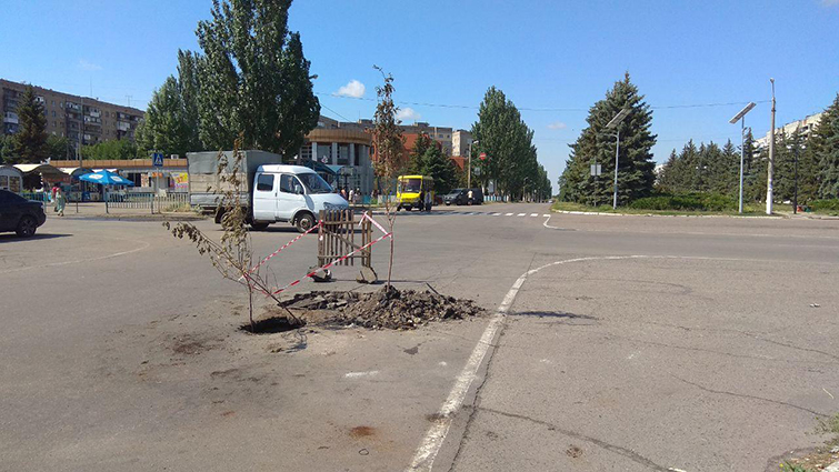 В центре Дружковки на проезжей части провалился асфальт