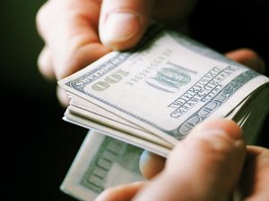 За получение взятки задержан первый заместитель ГУ Госгеокадастра в Донецкой области