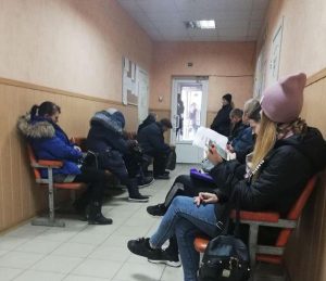 Жители Славянска по нескольку дней стоят в очередях, чтобы получить услуги в энергетической компании