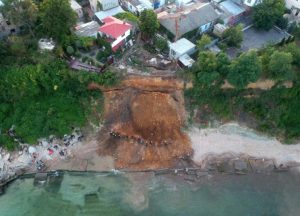 Оползень накрыл пляж в Одессе. Спасатели ищут под землей людей
