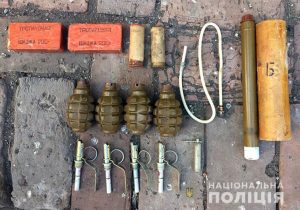 Поліцейські Донеччини вилучили у мешканця арсенал зброї