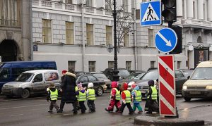 С 1 сентября школьники должны носить светоотражающие жилеты