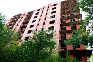 В Славянске восстановить заброшенные дома или разбить парки. Новая петиция