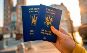 Зеленский начал упрощать получение украинского паспорта россиянами