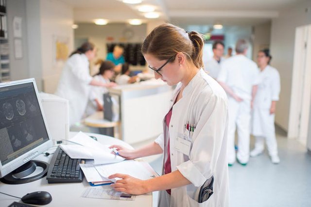 В Украине обещают запустить государственную страховую медицину