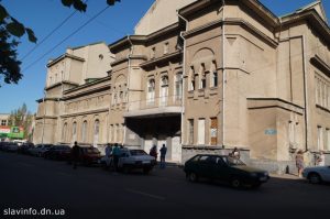 Представників місцевої влади  не пустили до ДК по вул. Університетській