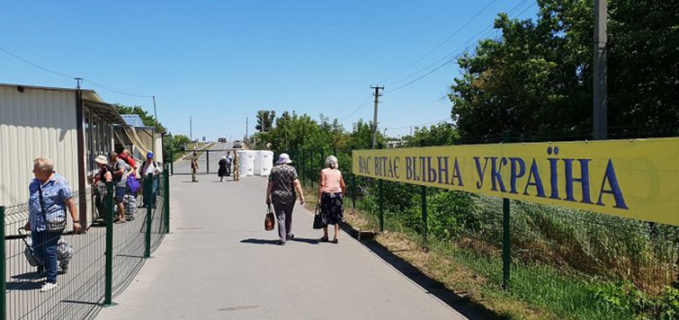 Как часто жители неподконтрольного Донбасса и ВПЛ пересекают КПВВ