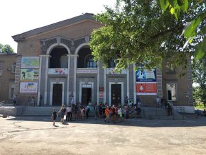 В Славянске жители просят благоустроить территорию вокруг Центра культуры и окружающей среды