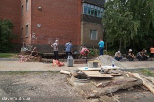 Провалений колектор ремонтують, але люди хочуть щоб його перенесли