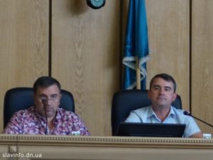 Бульдоги під килимом