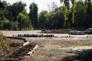 У міській владі сподіваються, що центральна алея та площа у парку Шовковичному будуть зроблені до 6 вересня