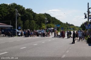 Мешканці Слов’янська перекрили трасу Київ-Довжанський