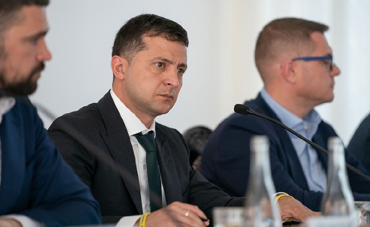 Зеленский “разгромил” силовиков из-за янтаря, потому что “не помогают стране”