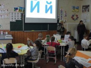 У відділі освіти кажуть що перші та другі класи на 100% забезпечені новими меблями