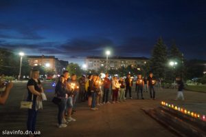 В Слов’янську запалили свічки в пам’ять про загиблих під Іловайськом