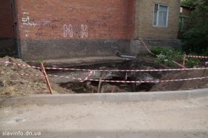 Яма під проваленим колекторам вже наповнюється рідиною з неприємним запахом