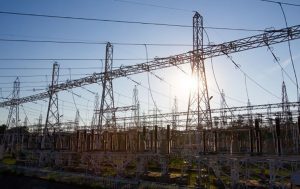 Регулятор вдвое снизил тариф на услуги Укрэнерго