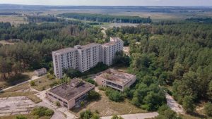 В Славянске нацгвардейцы раздавали людям собственноручно изготовленные бумажные елки