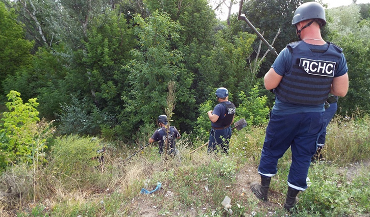 Украинские саперы начали разминирование территории около моста в Станице Луганской