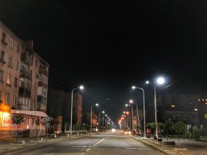 На улице Свободы в Славянске установили и зажгли новые светильники.