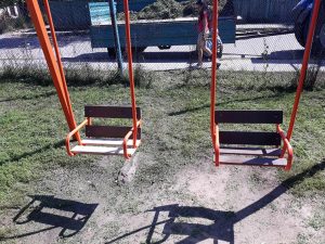 Уборка детской площадки в Славянске. Фотофакт