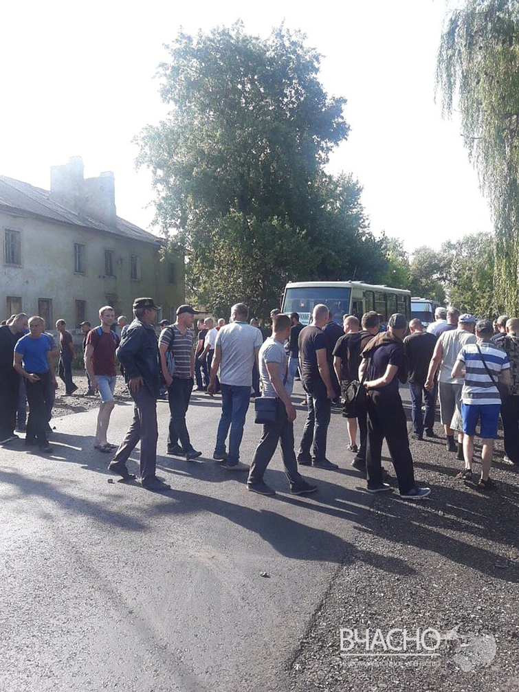 Бастующие горняки перекрыли единственную трассу в направлении Мариуполя